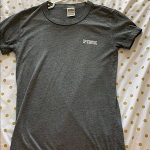 grey short sleeve shirt
